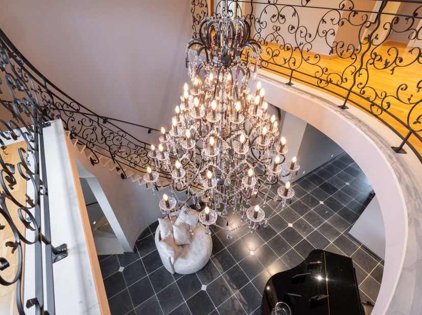 Aan het einde van een doodlopende straat treffen we deze Luxueuze Manoir met oa. 4 slaapkamers, 3 badkamers, verwarmd zwembad en groot bijgebouw op ee