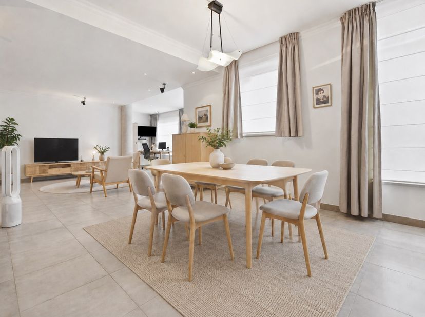 Prachtig onderhouden gelijkvloersappartement van maar liefst 175m² gelegen op 50m van het strand te Sint-Idesbald. Dit gelijkvloersappartement beschik