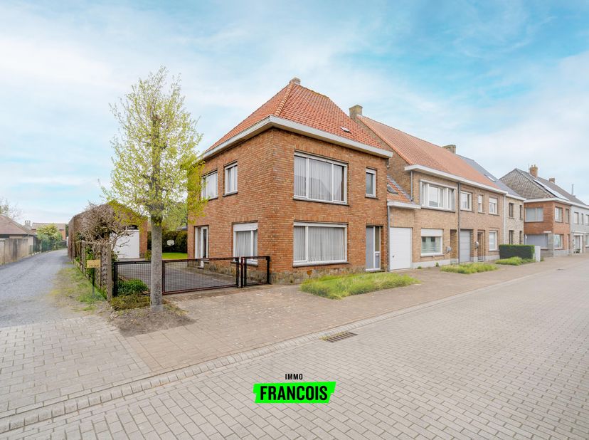Ontdek deze halfopen woning met zeer veel potentieel op een rustige ligging in Gistel. Met een bewoonbare oppervlakte van 168 m² op een perceel van 45