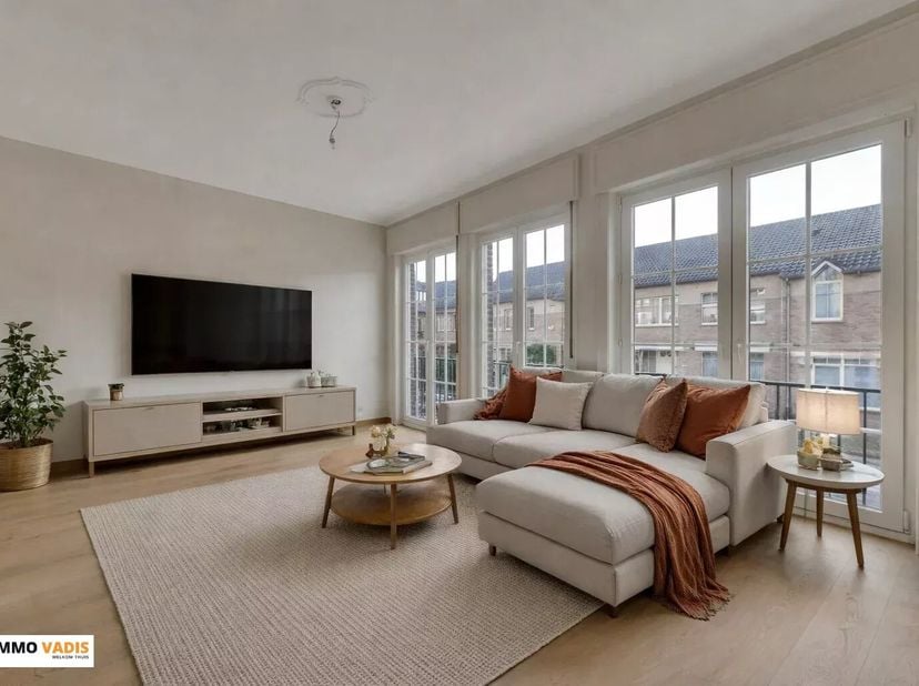 Op een uitstekende locatie, op wandelafstand van het centrum van Tongeren, bevindt zich deze ruime en functioneel ingedeelde woning. Dankzij de doorda