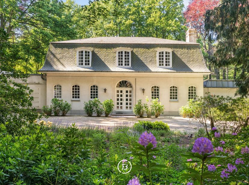 Nichée dans un écrin de verdure et accessible par une allée privée, cette charmante villa de style français bénéficie dune situation exceptionnelle su