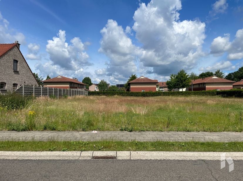 Mooi bouwperceel van 7a68ca gelegen op slechts enkele minuten van het centrum van Overpelt. Dit perceel is geschikt voor het bouwen van een ééngezinsw