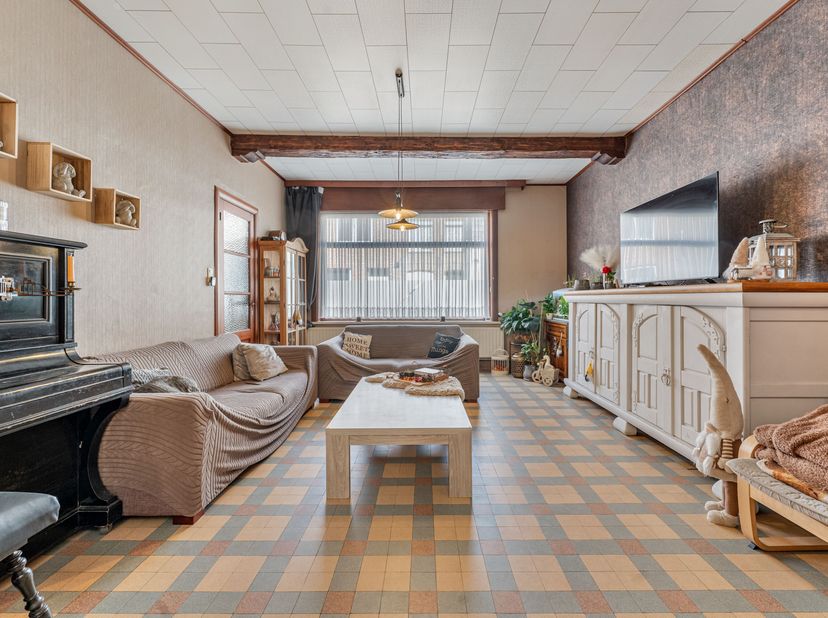 Ruime instapklare woning in Beveren Kalsijde op 10 km van Poperinge.<br />
Bij het binnenkomen word je verwelkomd in een ruime inkomhal die toegang ge