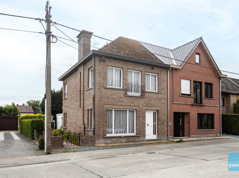 In een rustige woonwijk gelegen kort bij scholen en dorpscentrum Wichelen, vind je deze stevig gebouwde halfopen bebouwing op een perceel 5 are. <br /