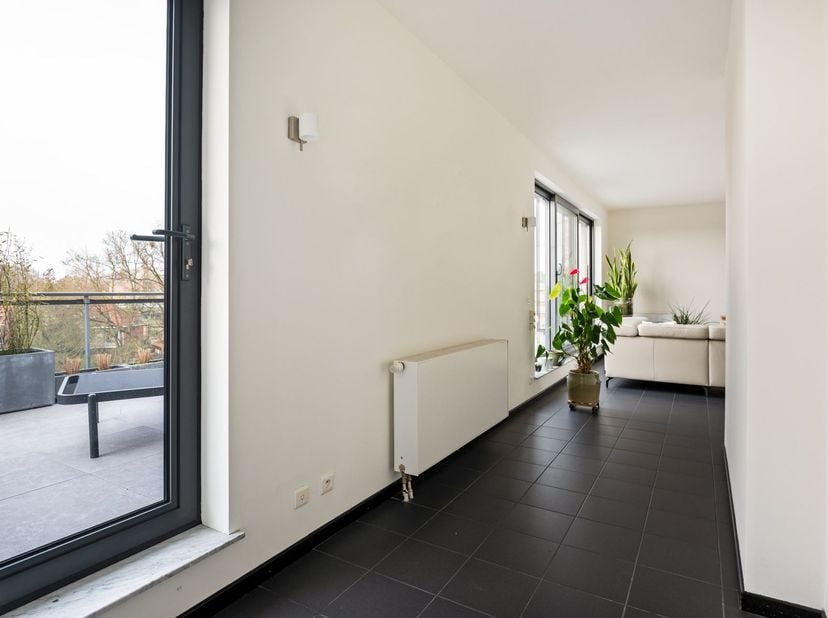 Ligging: Dit penthouse is ideaal gelegen aan de levendige Bredabaan, in het hart van Brasschaat. U bevindt zich op wandelafstand van winkels, horeca,