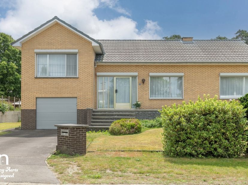 Ontdek deze uitstekend onderhouden vrijstaande woning aan de rustige Bosstraat in Koersel. Gelegen in een landelijke en bosrijke omgeving, biedt dit p