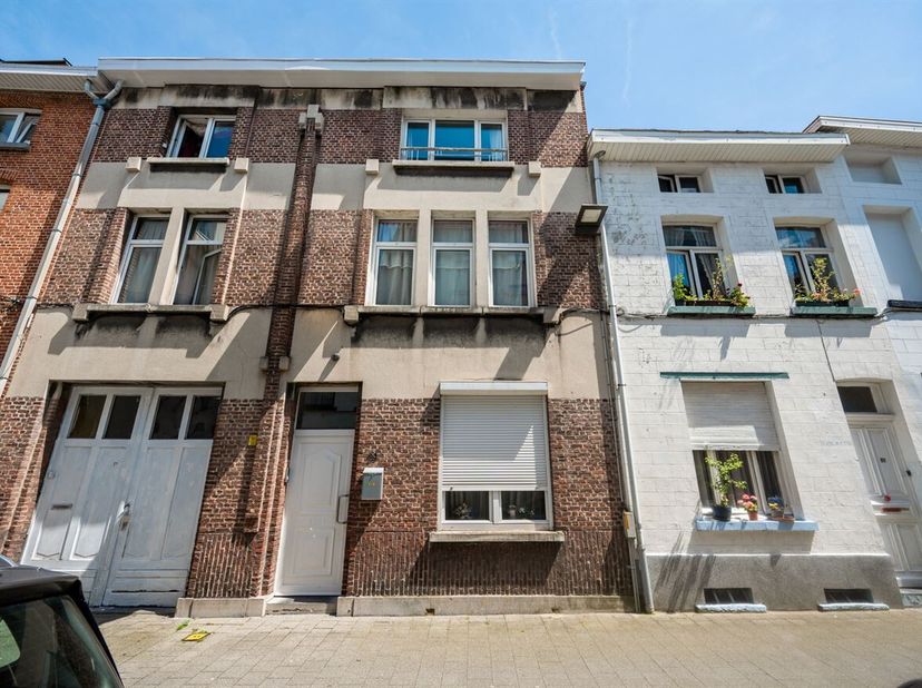 Charmante woning met 2 badkamers<br />
Bent u op zoek naar een ruime gezinswoning met tal van mogelijkheden, een overvloed aan natuurlijk licht en een