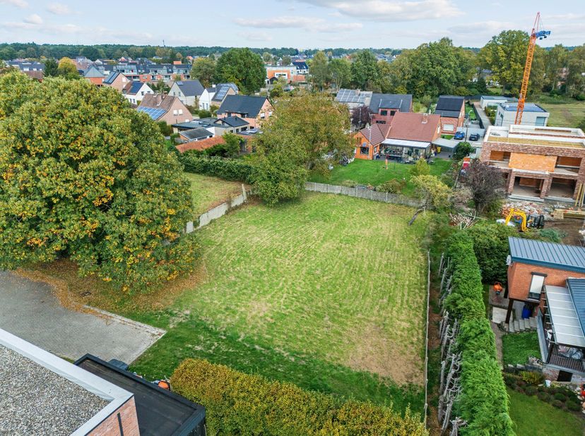 Beau terrain à bâtir dans une impasse d'une superficie de 852 m² à proximité du centre de Mol (Ginderbuiten). Convient pour la construction d'une mais