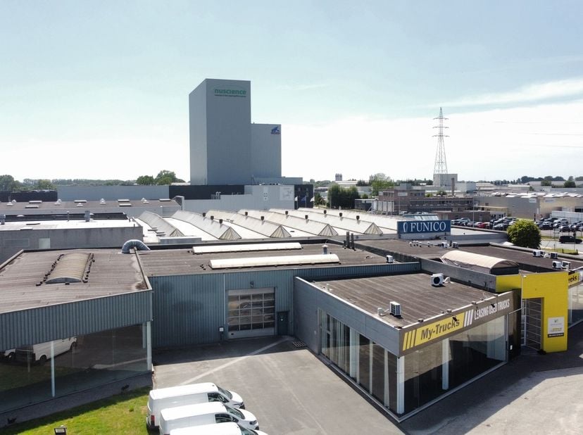 Deze site is gelegen op toplocatie langs de E40 te Drongen met uitstekende visibiliteit!&amp;nbsp;<br />
<br />
Het gebouw bestaat uit 1.655m² showroom me