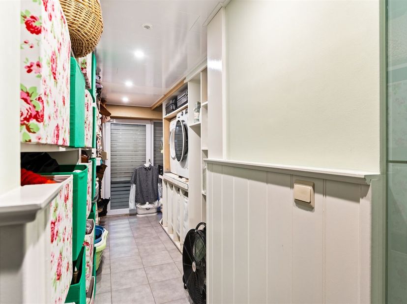 Ligging: Deze woning in uitstekende staat is gunstig en centraal gelegen tussen het Kroonplein en de Maantjessteenweg. Scholen, winkels, horeca en ope