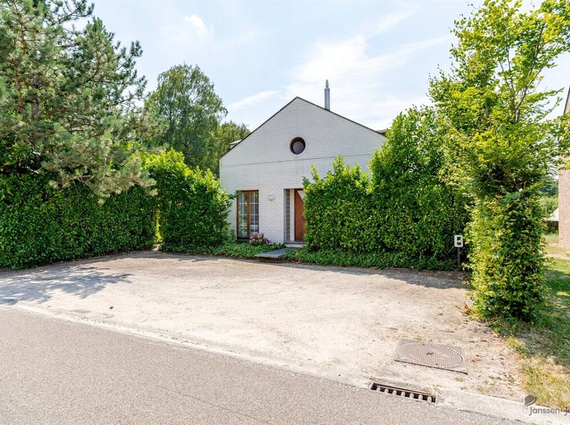 Sommige woningen zijn gebouwd om in te wonen, andere om te beleven. Deze villa uit 1993 met zijn uitzonderlijke architectuur behoort zonder twijfel to