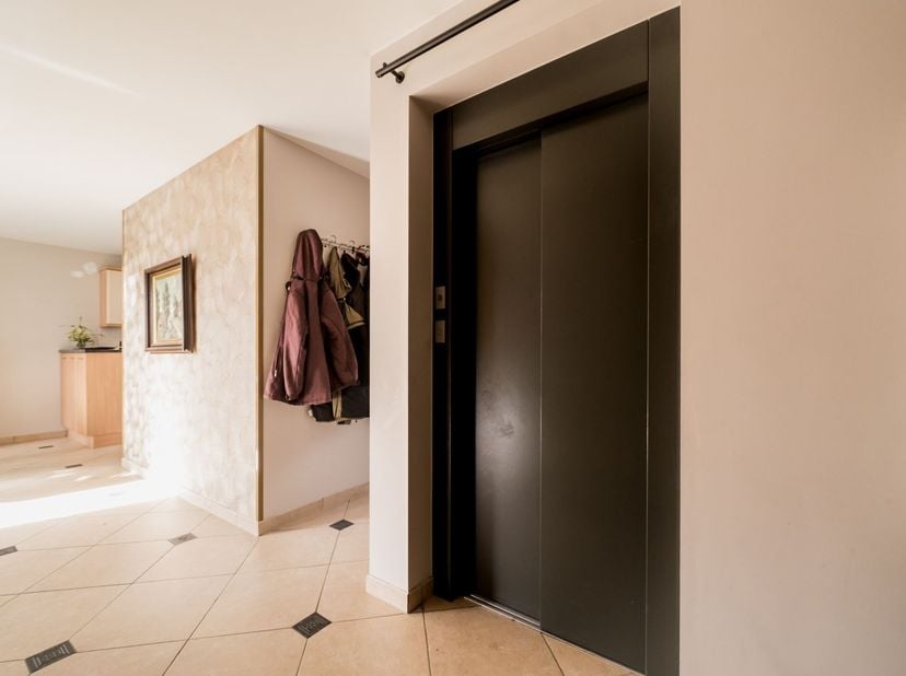 Uitzonderlijk ruim dakappartement met 3 slaapkamers + zolderverdieping en 2 zuidgerichte terrassen.<br />
Op de derde verdieping van een kleinschalig