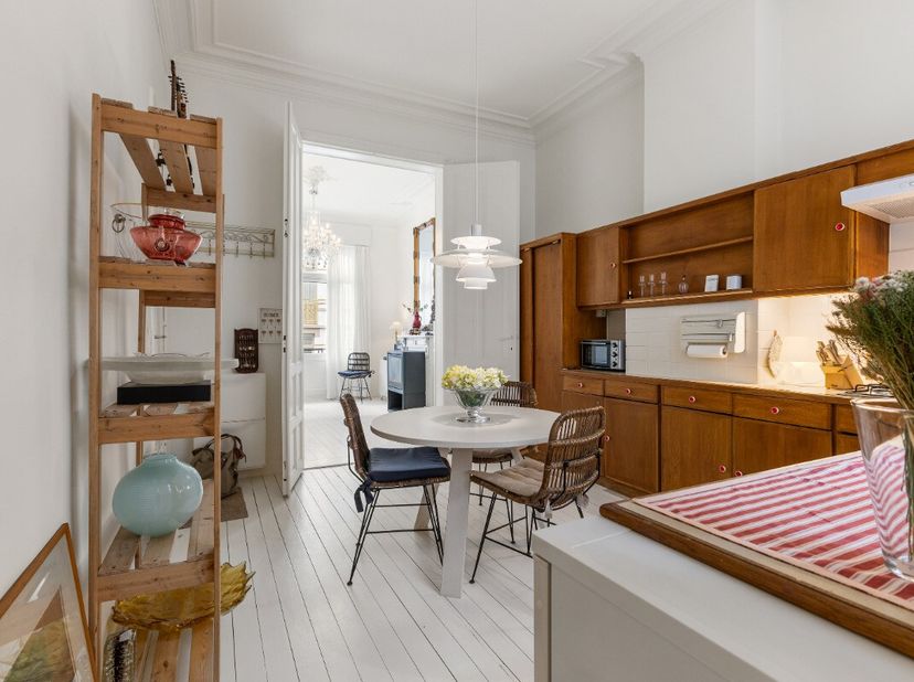 À vendre : appartement de caractère dans le quartier Belle Époque dOstende, à quelques pas de la digue et de la plage. Cet appartement fermé, composé