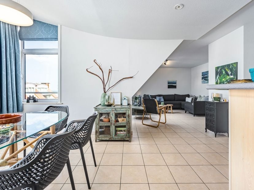 Langs de Albert I-Laan in Nieuwpoort treffen we dit instapklaar appartement met 2 slaapkamers.<br />
Op het 6e verdiep&amp;nbsp;bevindt zich dit apparteme
