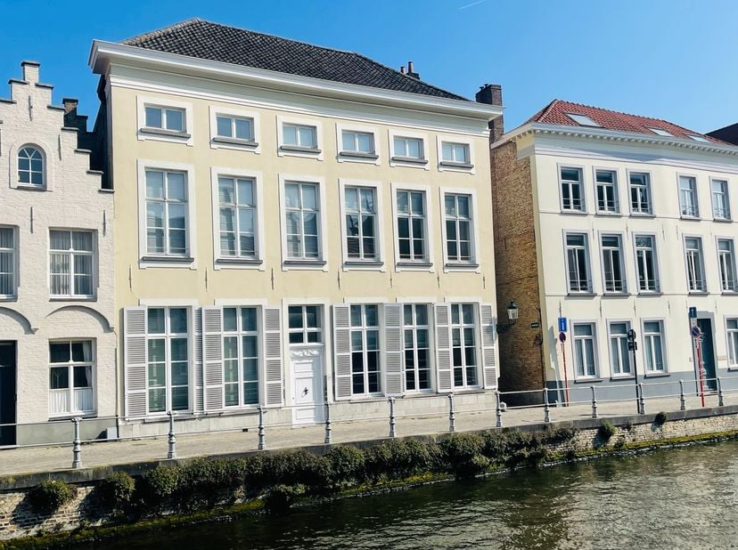 Brugge, aan de Sint-Annarei, DUBBEL APPARTEMENT( 250m²) &amp;nbsp;in een herenhuis met sublieme zichten, vooraan op de Sint-Annarei, achteraan op een diep