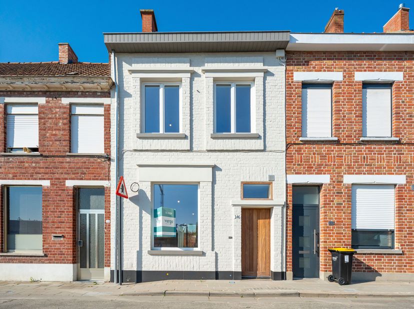 Volledig vernieuwd, energiezuinig én meteen klaar om in te trekken? Welkom in Izegem!<br />
Sommige woningen vragen nog tijd, werk en een stevig renov