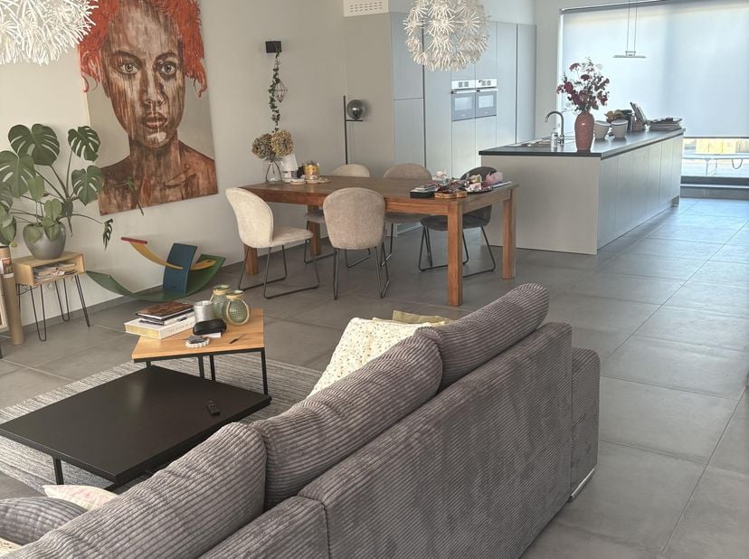 Zeer ruim en groot duplex appartement op eerste verdieping met open keuken, ruime berging en 3 comfortabele slaapkamers. Grote badkamer met WC. Veel l