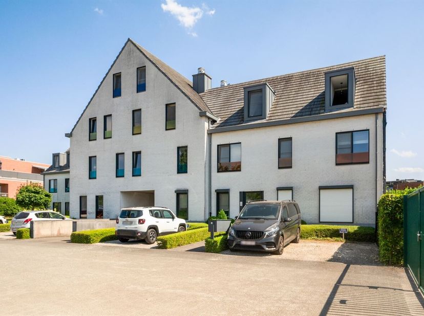 Dit zeer ruime en energiezuinige appartement is gelegen op een uiterst rustige locatie in de Maanstraat, op wandelafstand van winkels, scholen en het