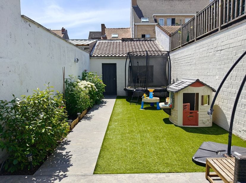 Bent u op zoek naar een verzorgde en energiezuinige woning op een uitstekende locatie? Dan is deze charmante gezinswoning absoluut een bezoek waard.<b
