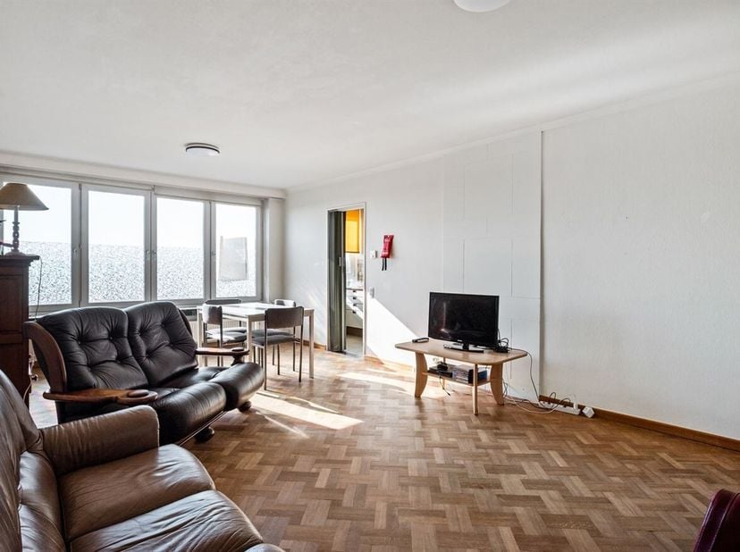 Op de vierde verdieping van een verzorgd gebouw met lift, gelegen aan de Ter Heydelaan in Deurne, bevindt zich dit aangename appartement met twee slaa