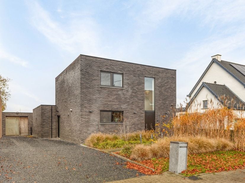 Deze woning werd volledig gerenoveerd en voelt aan als een nieuwbouw.&amp;nbsp;<br />
U betaalt hier evenwel geen BTW maar 2 procent registratiebelasting.