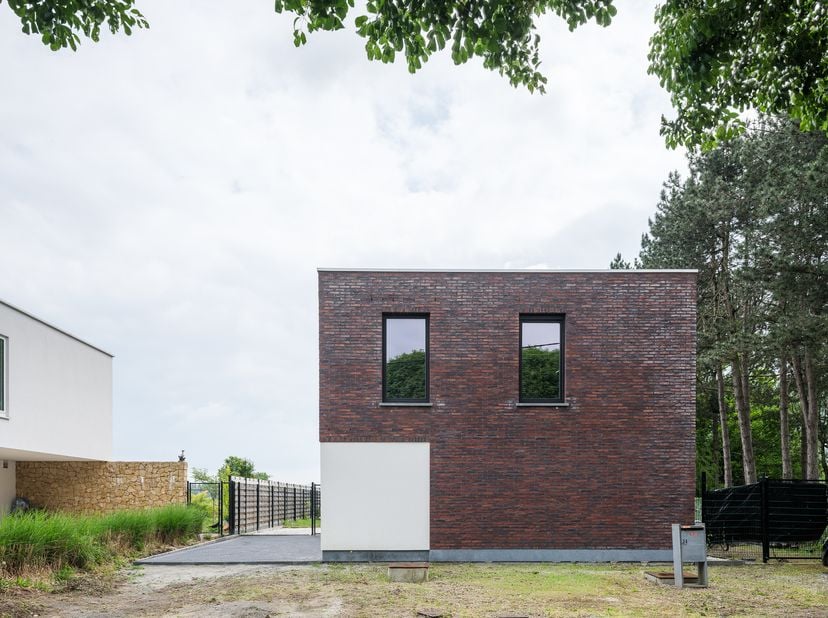 Deze prachtige nieuwbouwwoning, gelegen in de Nazarethstraat te De Pinte, combineert hedendaags wooncomfort met een rustige en groene ligging. De woni