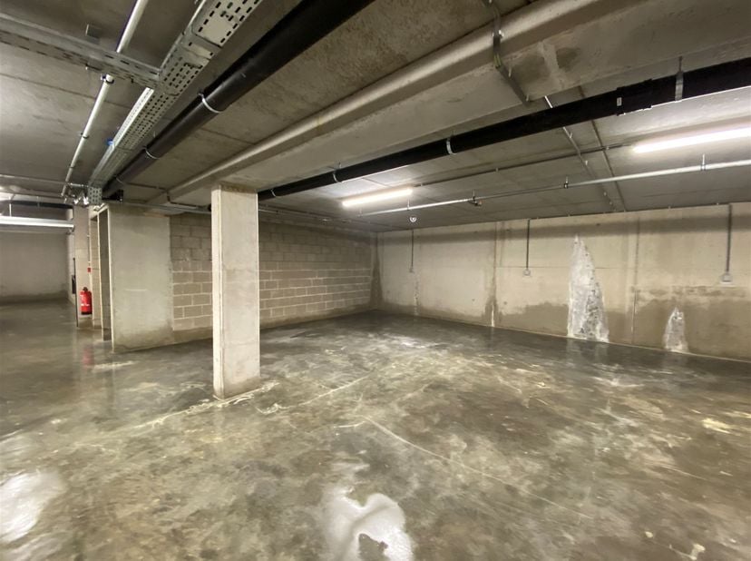 Emplacement<br />
Au cœur de Sleidinge, dans une résidence récente, à proximité des transports publics et des écoles.<br />
<br />
Parking avec asc