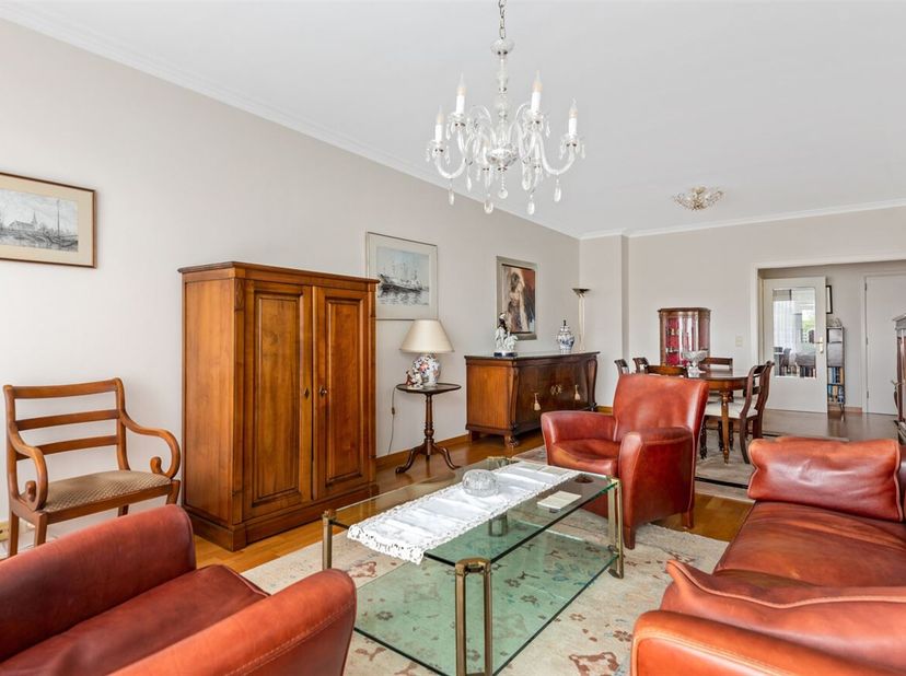Instapklaar appartement met 2 slaapkamers, terrassen en staanplaats te koop!<br />
Ligging:<br />
Dit instapklare appartement bevindt zich op de derde
