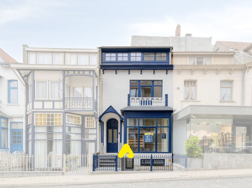 Karaktervolle rijwoning met 4 slaapkamers, in het centrum van De Panne.<br />
<br />
Deze volledig gerenoveerde, instapklare woning ligt op slechts&amp;nb