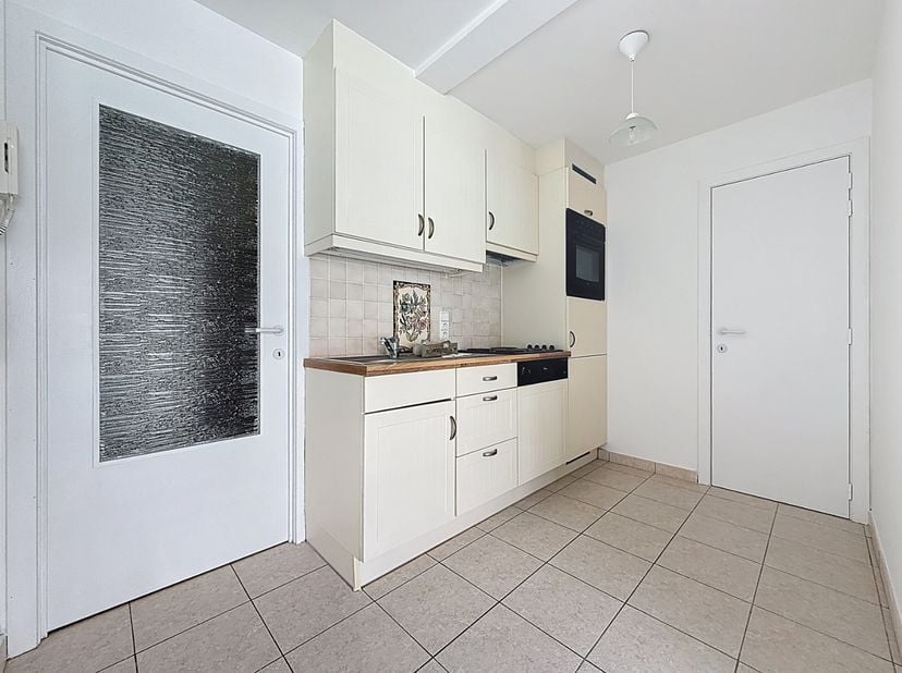 Appartement prêt à emménager, situé au centre près de la plage, de la rue commerçante et de l'église Saint-Bernard à Nieuport-Bain.<br />
L'appartemen