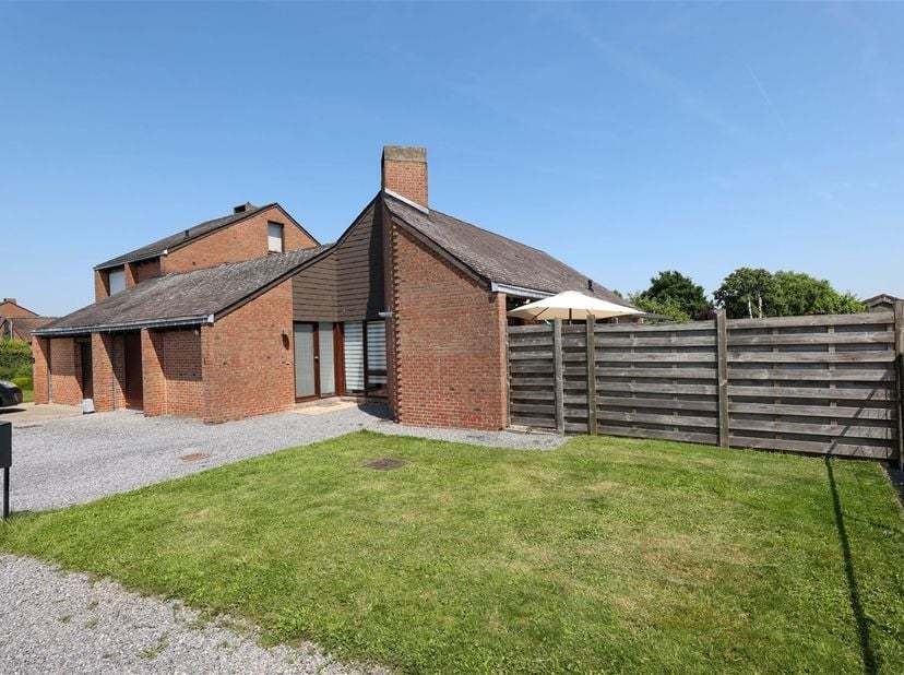 Rustig gelegen tijdloze en ruime gezinswoning met 4 slaapkamers én zonnige tuin<br />
<br />
Omgeving:<br />
+ Gelegen in een rustige en kindvriend
