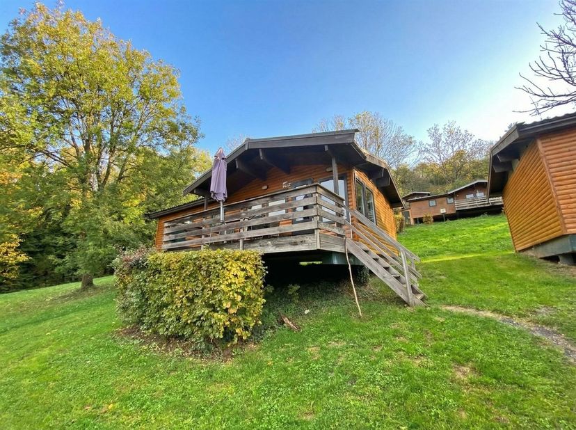 MCA Immobilier vous propose ce chalet n°178 dans le parc Vallée les Etoiles près de Dinant, au milieu des Ardennes vertes sur son propre terrain de 25