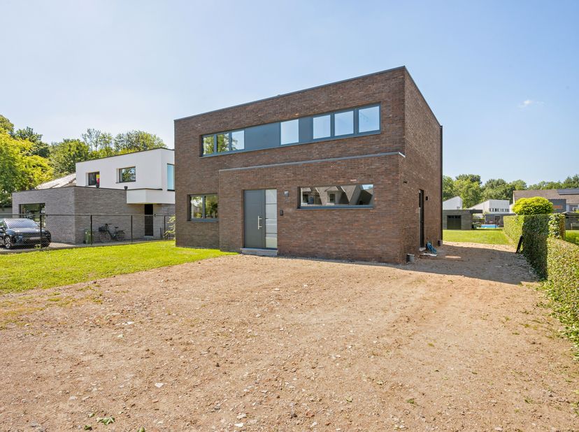 Deze vrijstaande nieuwbouwwoning, afgewerkt in 2025, combineert hedendaags wooncomfort, een doordachte indeling en uiterst energiezuinige prestaties (
