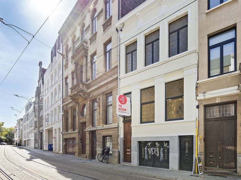 De op te frissen woning te koop met vier slaapkamers en ruime stadstuin is gelegen in een gegeerde buurt aan de Lange Leemstraat. Dit is een zeer cent
