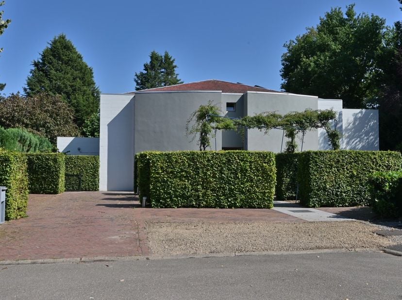 Moderne villa uit 1993 met zonnepanelen, rustig en residentieel gelegen op een perceel van 1.303&amp;nbsp;m² in geliefde woonomgeving te Lanaken-Neerharen