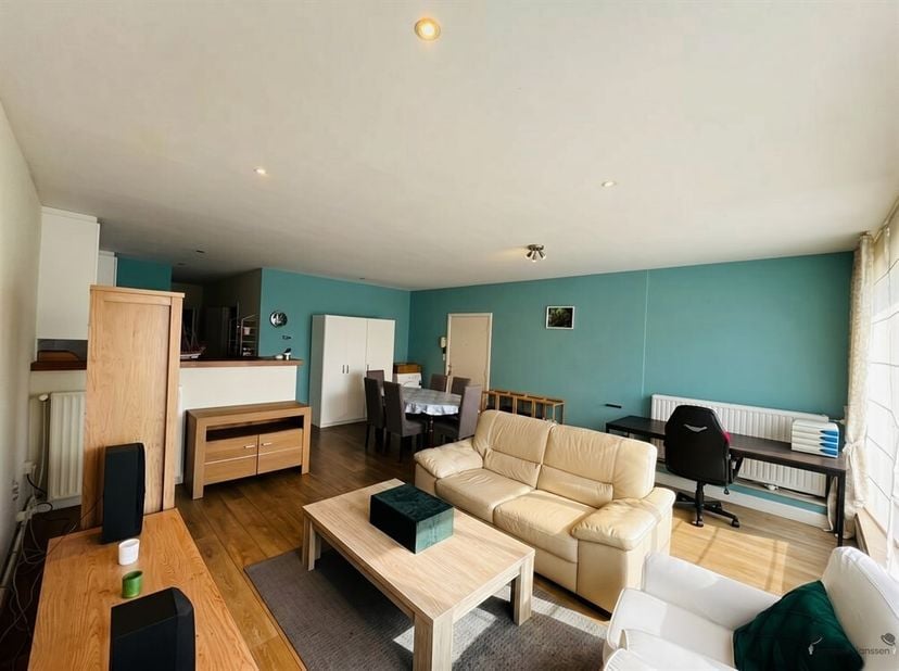 Ruim gelijkvloers appartement met 2 slaapkamers en afgesloten garagebox<br />
Bent u op zoek naar een ruim en instapklaar gelijkvloers appartement op