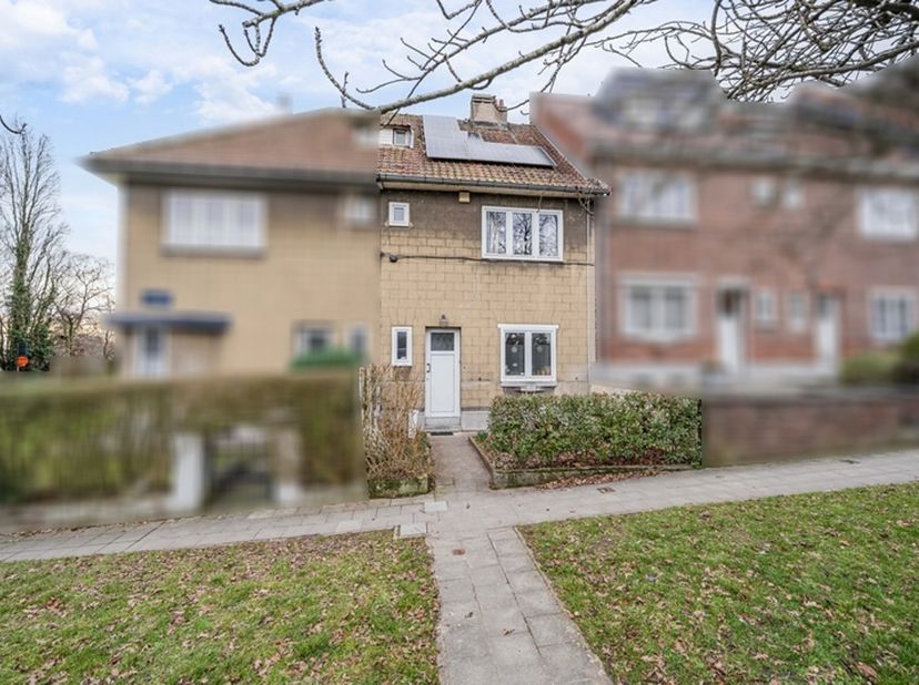 Easyhome biedt u deze prachtige eengezinswoning met 3 slaapkamers van 132 m² aan, met een recente garage van 23 m², ideaal gelegen in een rustige wijk