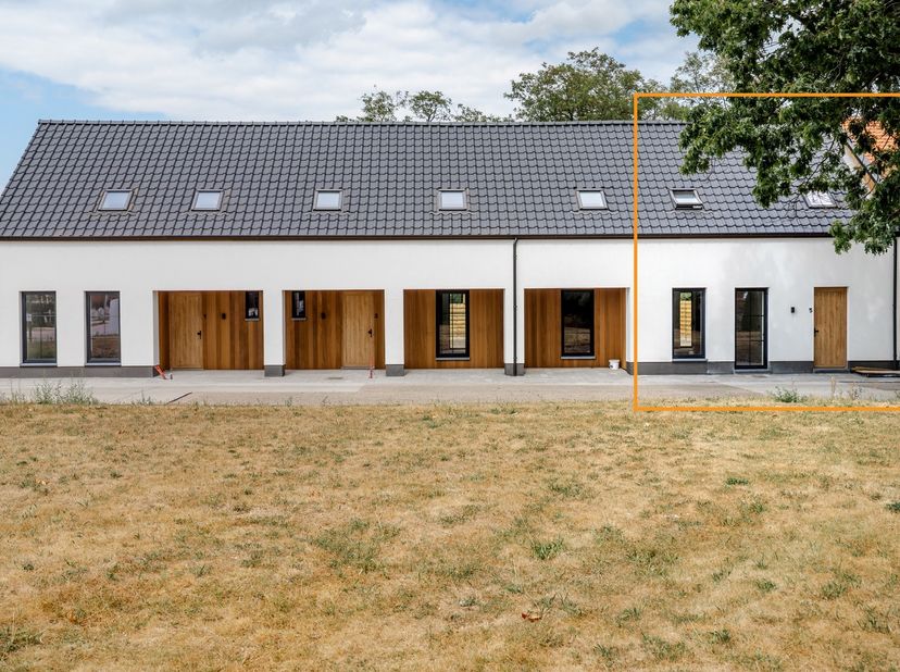 Welkom in deze charmante halfopen woning, gelegen aan de Guillaumelaan in Leopoldsburg. Met een bewoonbare oppervlakte van 142 m² en een perceel van 3