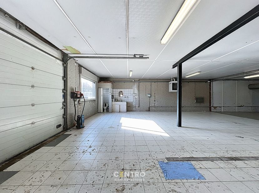 Benaderende OPPERVLAKTEN:<br />
Constructie - bewoonbare oppervlakten<br />
Magazijnen/garages: 430 m²<br />
<br />
Grondoppervlakte<br />
Totale gron