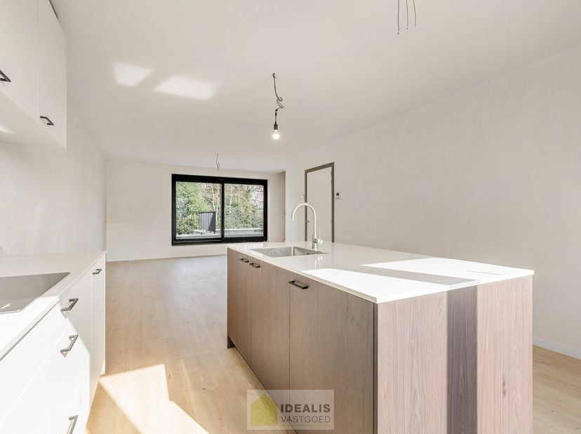IDEALIS VASTGOED – NIEUWBOUW DUPLEX APPARTEMENT MET 2 SLAAPKAMERS, KELDERBERGING EN EEN ONDERGRONDSE AUTOSTANDPLAATS AAN 6% BTW!<br />
*Vermelde prijs