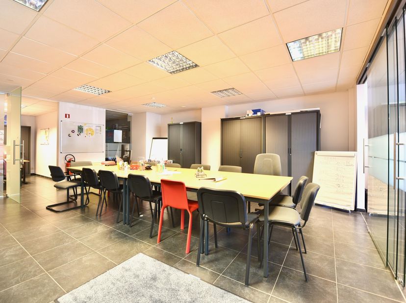 Deze moderne en ruime handelsruimte is gelegen in het bruisende commerciële centrum van Zomergem.<br />
<br />
Het bestaat uit een uitnodigde inkomhal