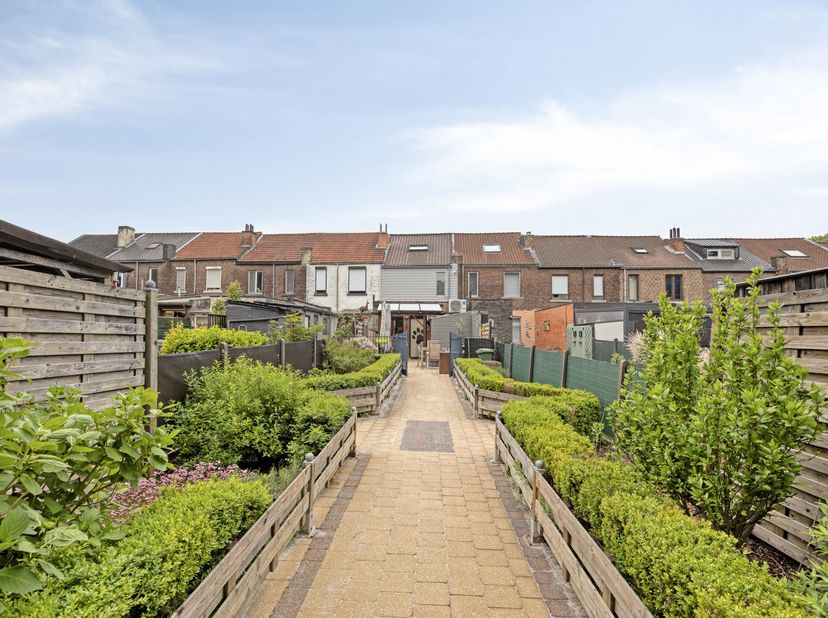 Een bezoek kan enkel telefonisch ingepland worden op het nummer 0496 07 89 48.<br />
Instapklare woning met o.a. een bewoonbare oppervlakte van 175 m²