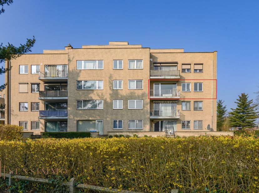 Ontdek dit gerenoveerd appartement op slechts een steenworp afstand van het bruisende centrum van Maasmechelen. Geniet van de levendige sfeer, winkels