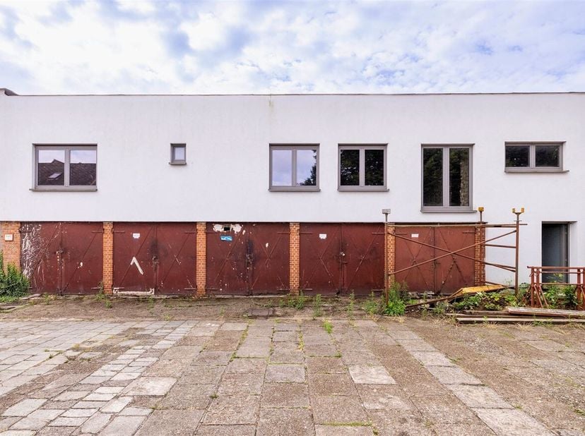 Af te werken appartement met 5 garageboxen in Centrum Herentals<br />
Ligging: Gelegen pal in het centrum van Herentals met alle faciliteiten (winkels