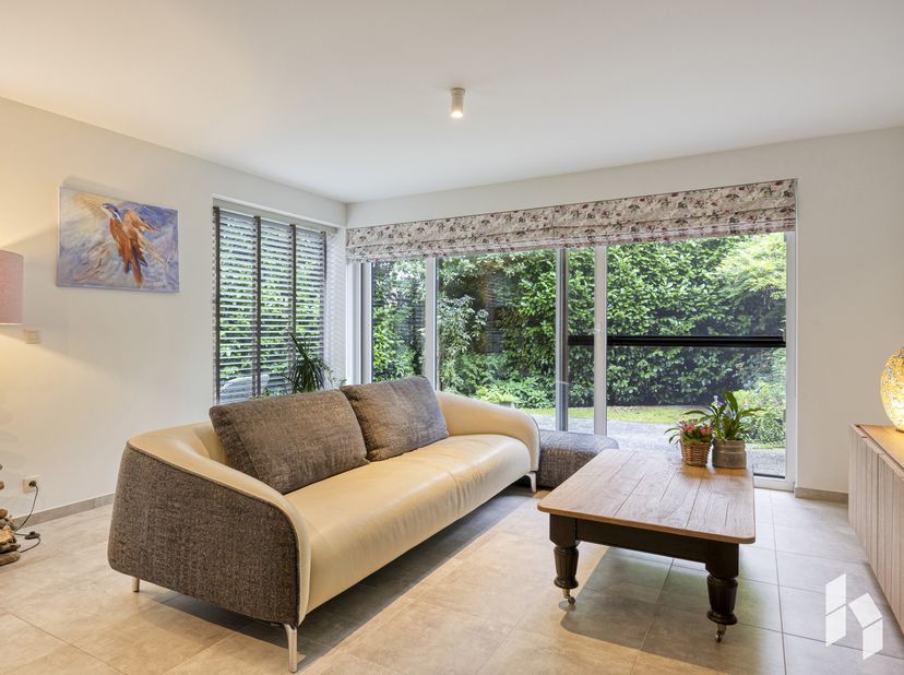 Mooie, instapklare woning met een lichtrijke woonkamer, 3 slaapkamers en een carport gelegen op een perceel van 400 m² nabij het centrum van Lommel.<b