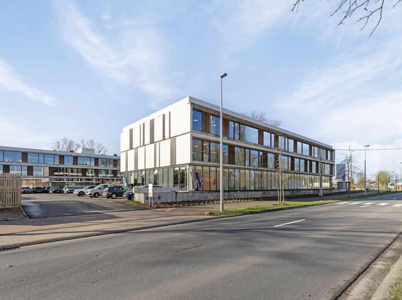 Kantoor van ca. 719 m²  te koop in het complex Z-Offices te Zwevegem. Z-Offices bestaat uit twee individuele, moderne kantoorgebouwen. Het kantoorgebo