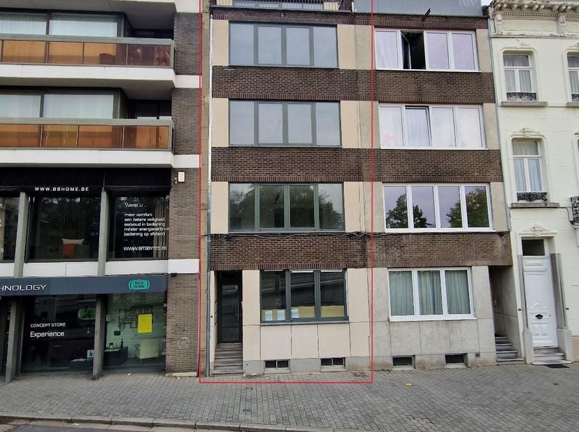 Mooi appartement gelegen op de 2de verdieping van een kleinschalige residentie vlak aan de Sint-Truiderbrug. Leuke ligging op wandelafstand van het br