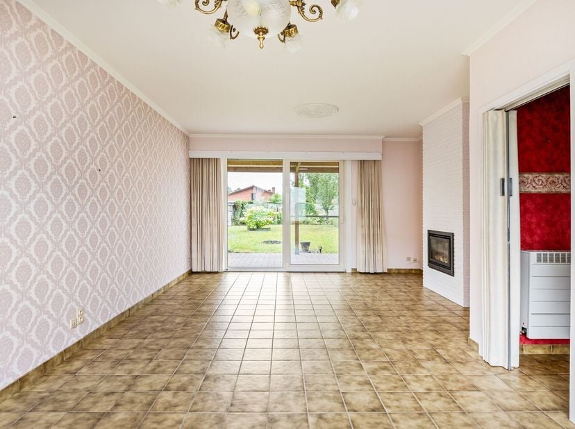 Gezinswoning met 3 slaapkamers en garage op 820m²<br />
<br />
Gelijkvloers<br />
Via de inkomhal betreedt u de woning met toegang tot de leefruimt