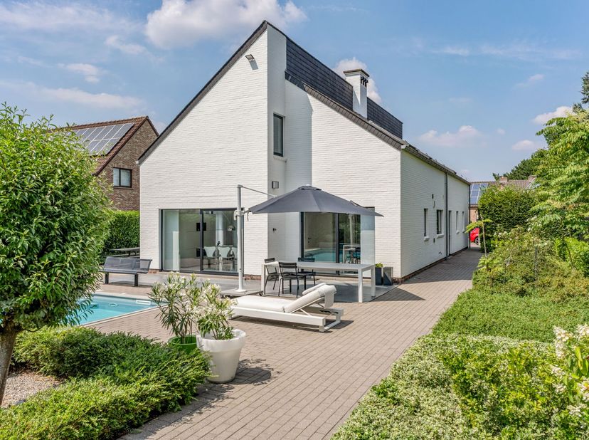 Deze prachtige architectenwoning in de Banneux-wijk gelegen Sittardlaan 10 te Hasselt is een droomhuis voor wie op zoek is naar een ruime en luxueuze