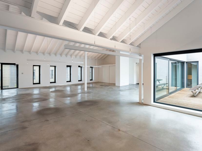 Deze unieke kantoorruimte van ca 462 m² bevindt zich op een absolute toplocatie op het Eilandje, vlakbij het MAS en is verscholen achter een prachtige